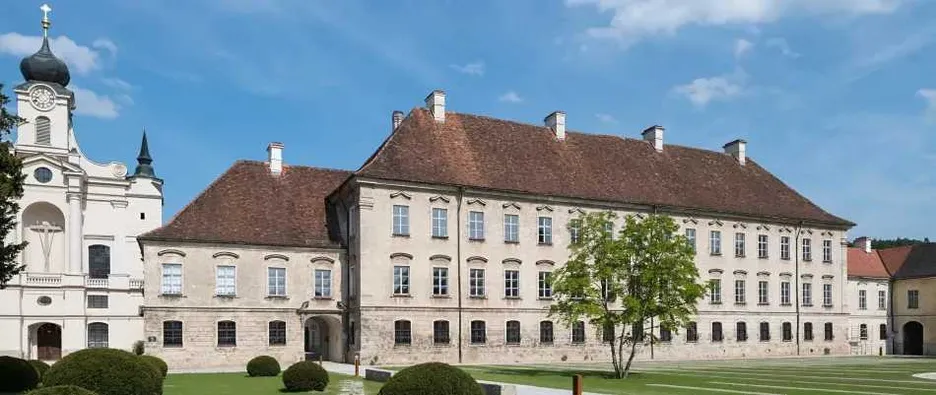 The monastery church in Raitenhaslach and the prelate’s wing, completed in 1762 and now home to the TUM Science & Study Center. (Picture: Uli Benz/TUM)