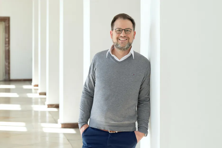 Prof. Stefan Wagner leaning against the wall in the hallway